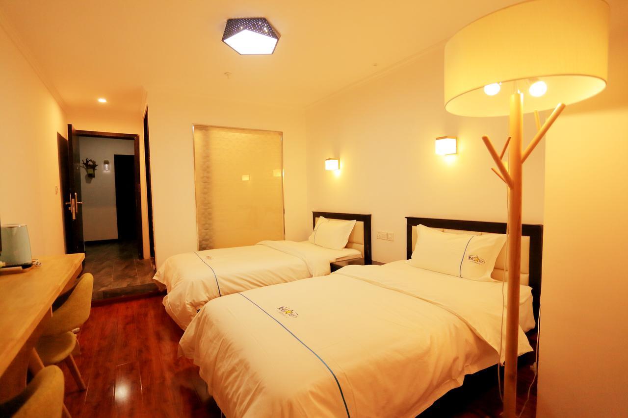 Infinite Stars Us Youth Hostel Чънду Стая снимка