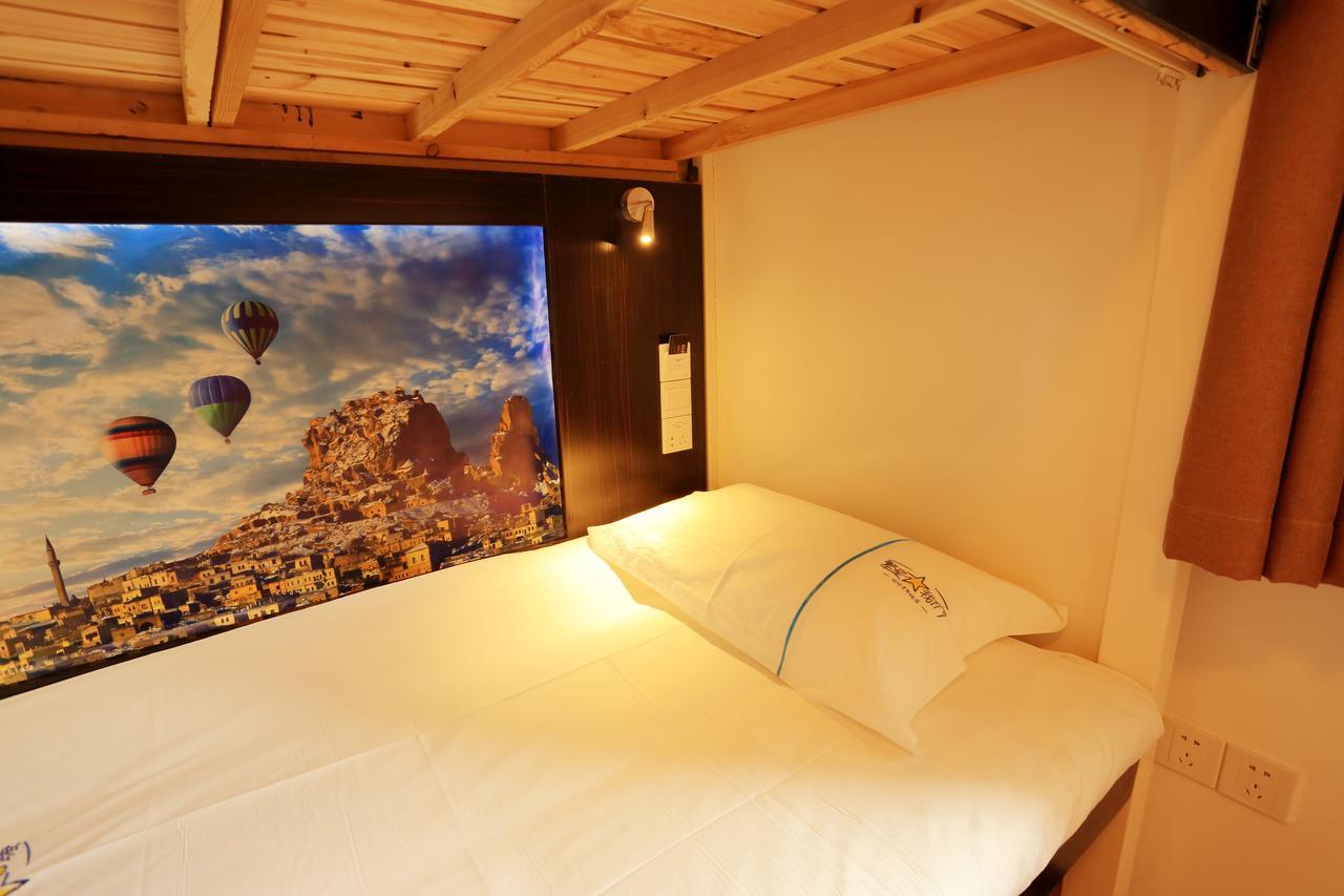 Infinite Stars Us Youth Hostel Чънду Екстериор снимка